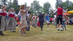 Höhepunkt des Rahmenprogramms war ein gemeinsamer Tanz des Heimatvereins aus Neuschönau mit iranischen Asylbewerbern. (Foto: Lukas Laux/Nationalpark Bayerischer Wald)