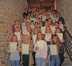 Stolz präsentierten die neuen Junior Ranger ihre Zertifikate. (Foto: Gregor Wolf/Nationalpark Bayerischer Wald)