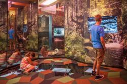 Nicht nur Kinder finden auch in der Nebensaison auf einer Entdeckertour durch die Ausstellung des Waldgeschichtlichen Museums viele spannende Geschichten. (Foto: Jo Fröhlich)