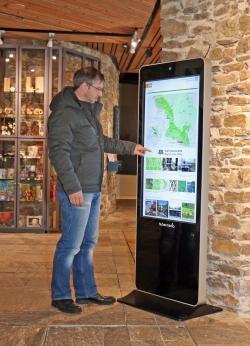 Wie ein Smartphone in XXL-Format kommt die Info-Stele daher – und ist genauso leicht zu bedienen. (Foto: Andreas Stumpp/Nationalpark Bayerischer Wald)