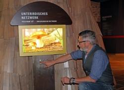 Christian Binder zeigt die neue Installation im Waldgeschichtlichen Museum. (Foto: Annette Nigl /Nationalpark Bayerischer Wald)