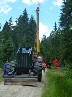 Ein Seilkran ist ab 7. Juli bei Forstarbeiten im Nationalparkrevier Bayerisch Eisenstein im Einsatz. Der Forstweg muss eineinhalb Wochen gesperrt werden. (Foto: Claudia Schmidt / Nationalpark Bayerischer Wald)
