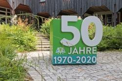 Wer ein Foto von sich mit der großen „50“ macht und auf Instagram teilt, kann einen der Jubiläumswürfel gewinnen. (Foto: Gregor Wolf/Nationalpark Bayerischer Wald)