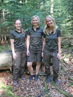 Im Nationalparkgelände werden Besucher nun auch von Kristin Biebl (von links), Martina Buchna und Alena Lettenmaier informiert. (Foto: Gregor Wolf/Nationalpark Bayerischer Wald)